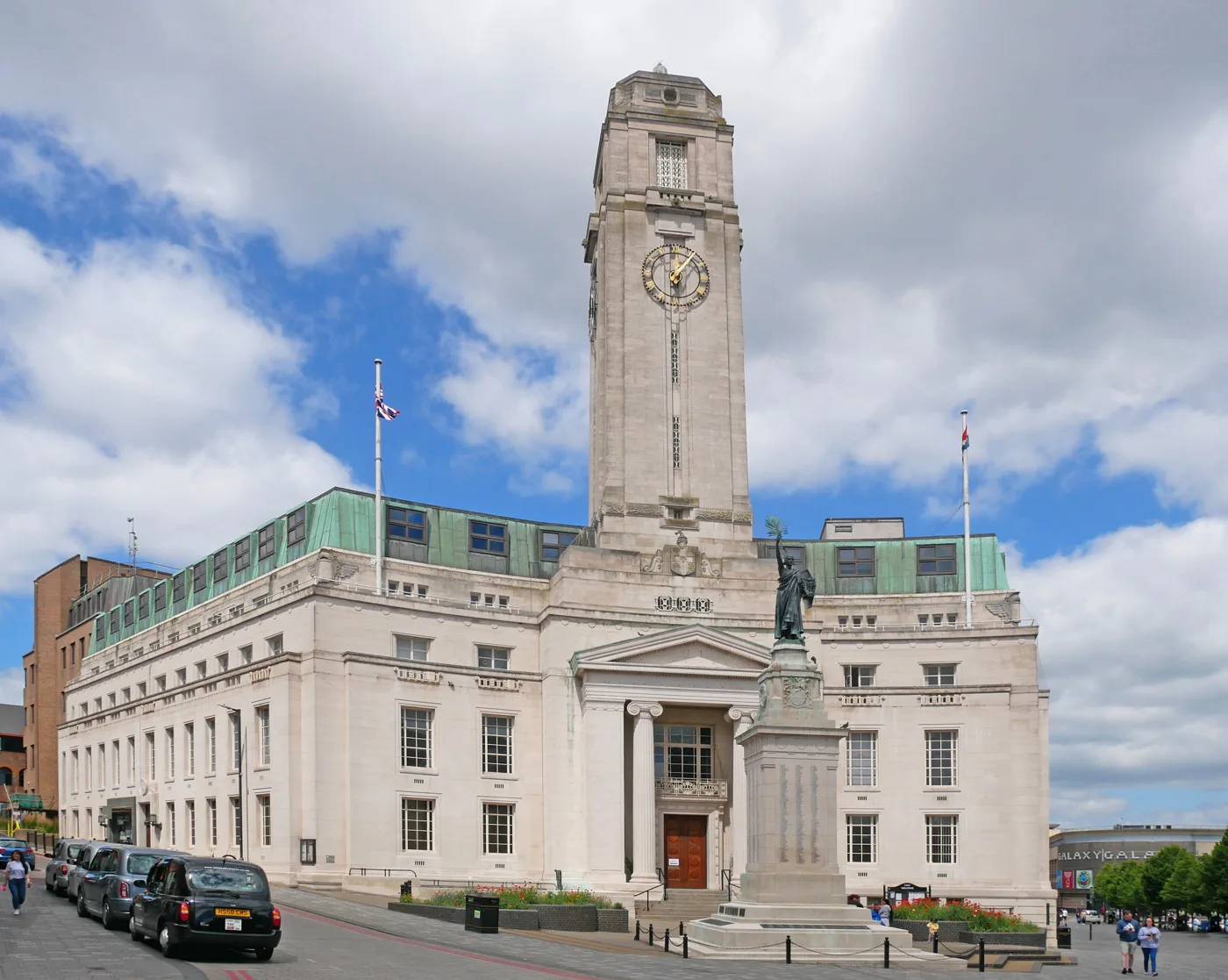 Luton Town Hall and the war memorial on George Street.